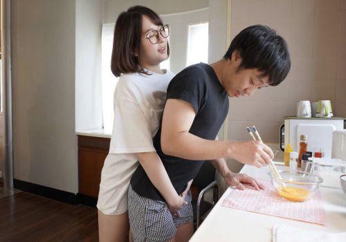 Cô em đồng nghiệp muốn thư giãn sau giờ làm