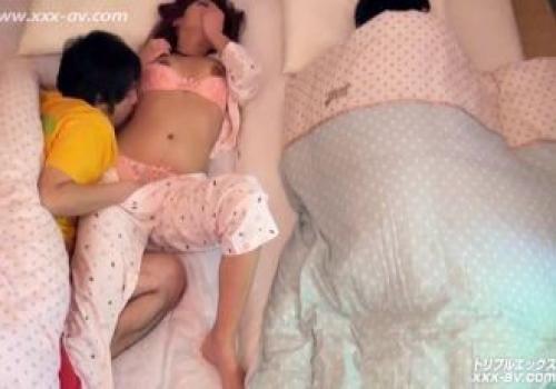 Đêm khuya quá nứng anh rể liền địt trộm bướm vợ và cô em