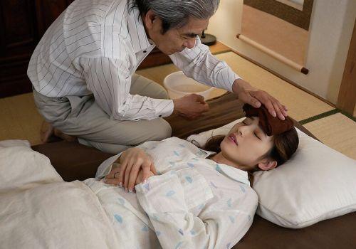 Nàng dâu bị ốm bố chồng chăm sóc tranh thủ thẩm lồn